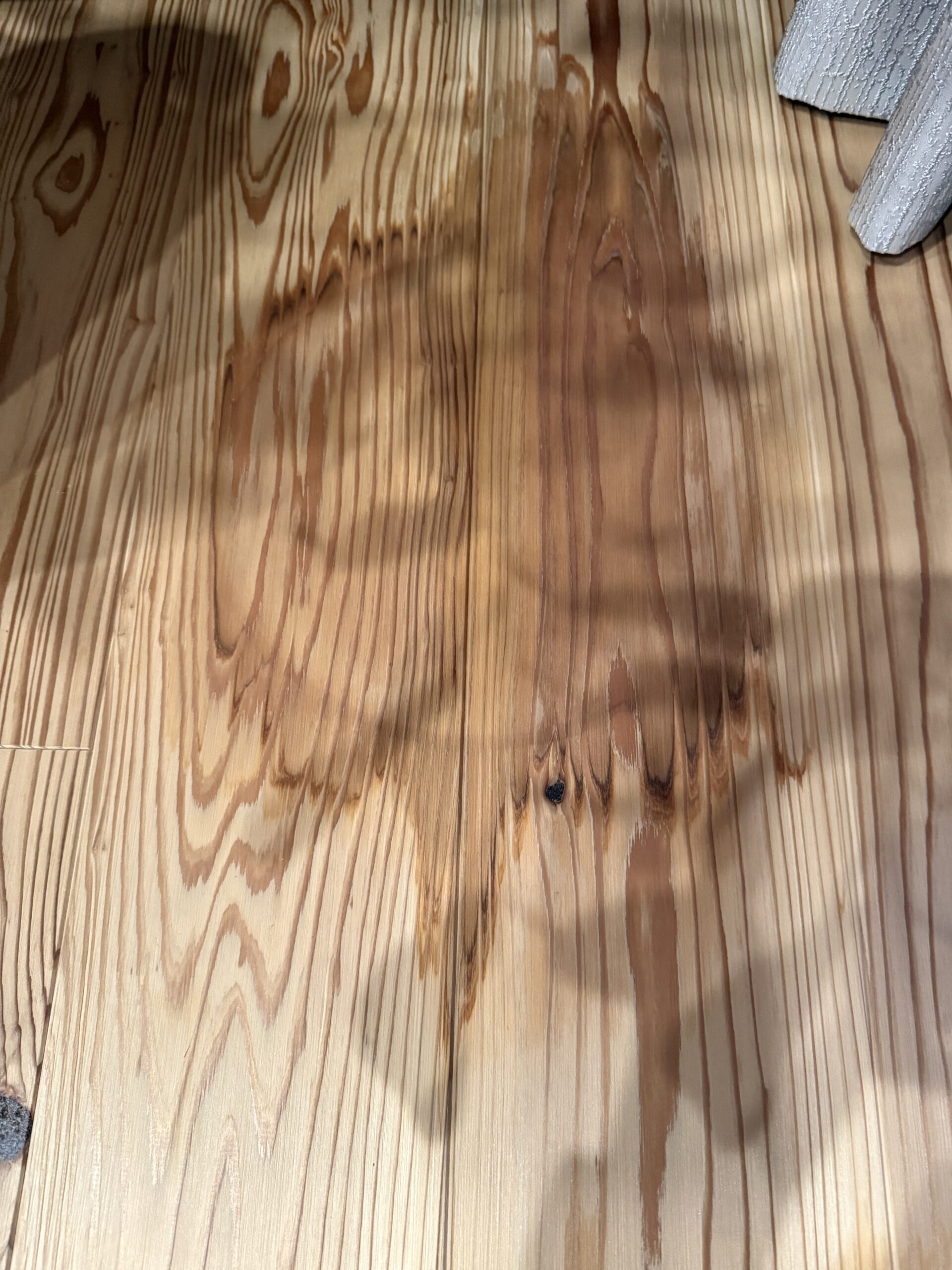 床の水シミ